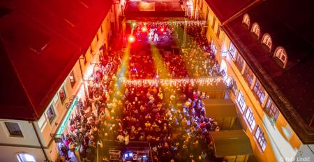 Temperamentna Tanja Žagar je razgrela kamniško publiko za najdaljšo noč v letu in silvestrovanje v centru Pravljičnega Kamnika (11)